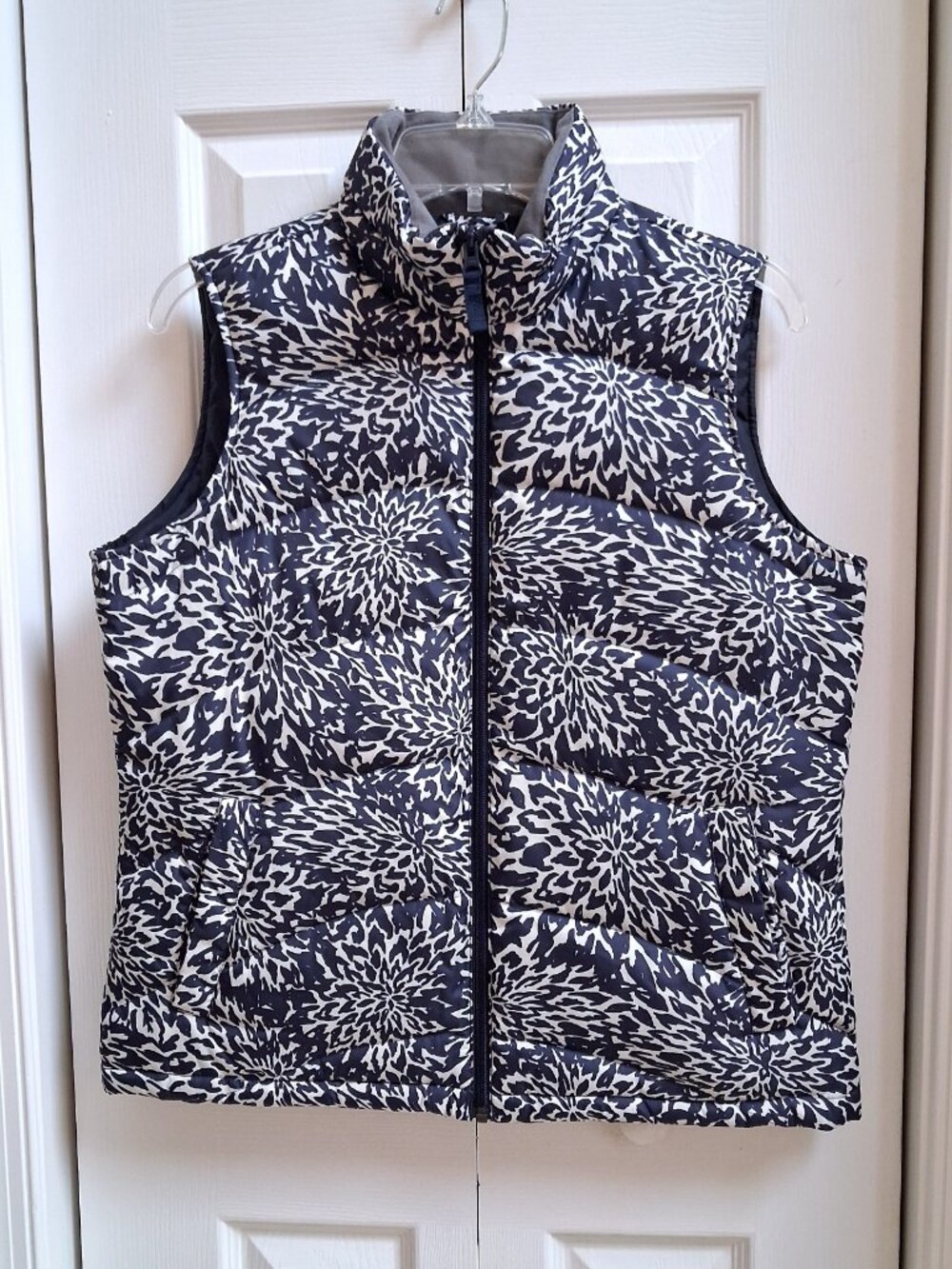 NWOT LANDS' END Navy/White Floral Puffer Vest sz S (6/8)